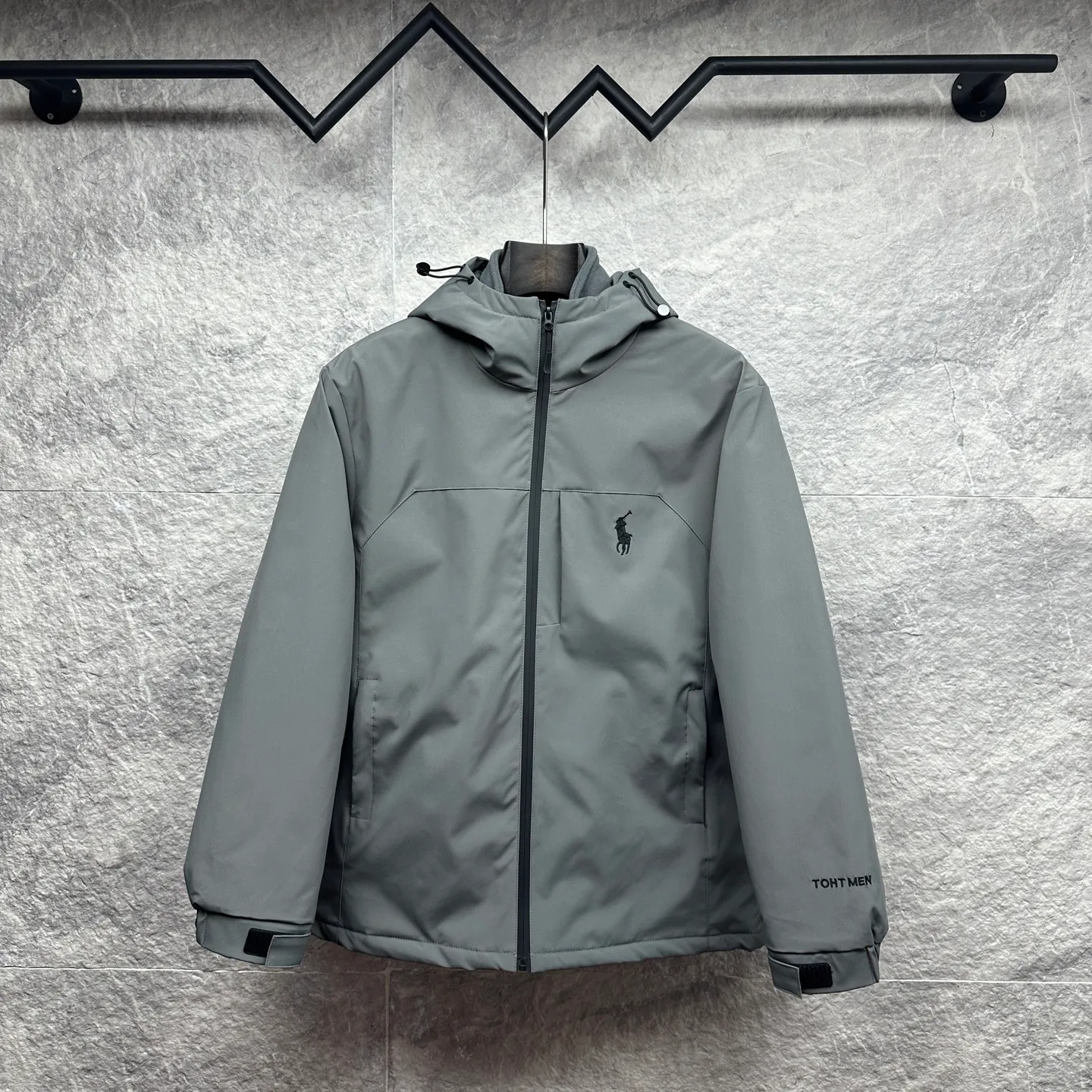 P490 Ralph Lauren 2025 new embroidered logo three-in-one jacket for couples, cotton jacket 💯Made of polyester fiber composite waterproof fabric, polar fleece liner, popular Internet celebrity style, exquisite craftsmanship, waterproof treatment of fabric, windproof and cold-resistant, excellent breathability, comfortable and versatile jacket, fashionable and versatile, same style as Internet celebrity, ingenious style, simple and fashionable, same style for men and women Original main wheat washed tag moisture-proof paper packaging 👍 Size: M—3XL Color: black gray